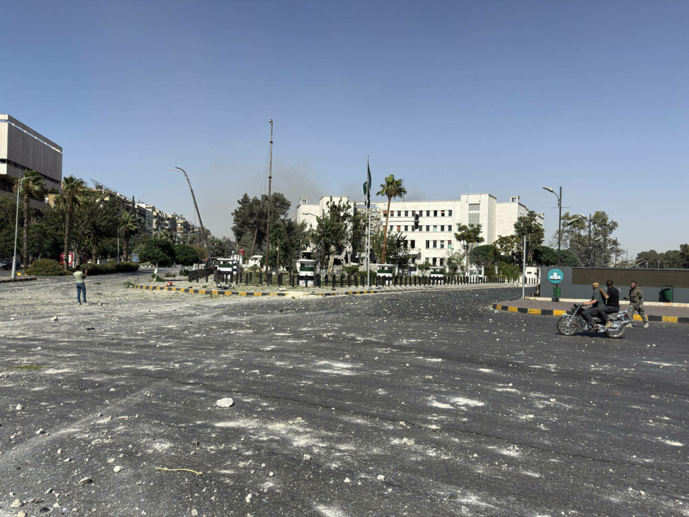 Israel a bombardat ținte din centrul Damascului. Cel puţin un mort şi 18 răniţi în urma atacului - Imaginea 10