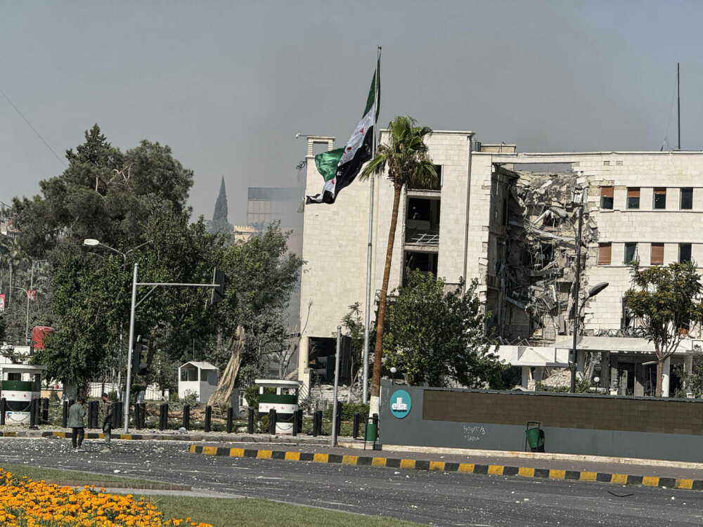 Israel a bombardat ținte din centrul Damascului. Cel puţin un mort şi 18 răniţi în urma atacului - Imaginea 11