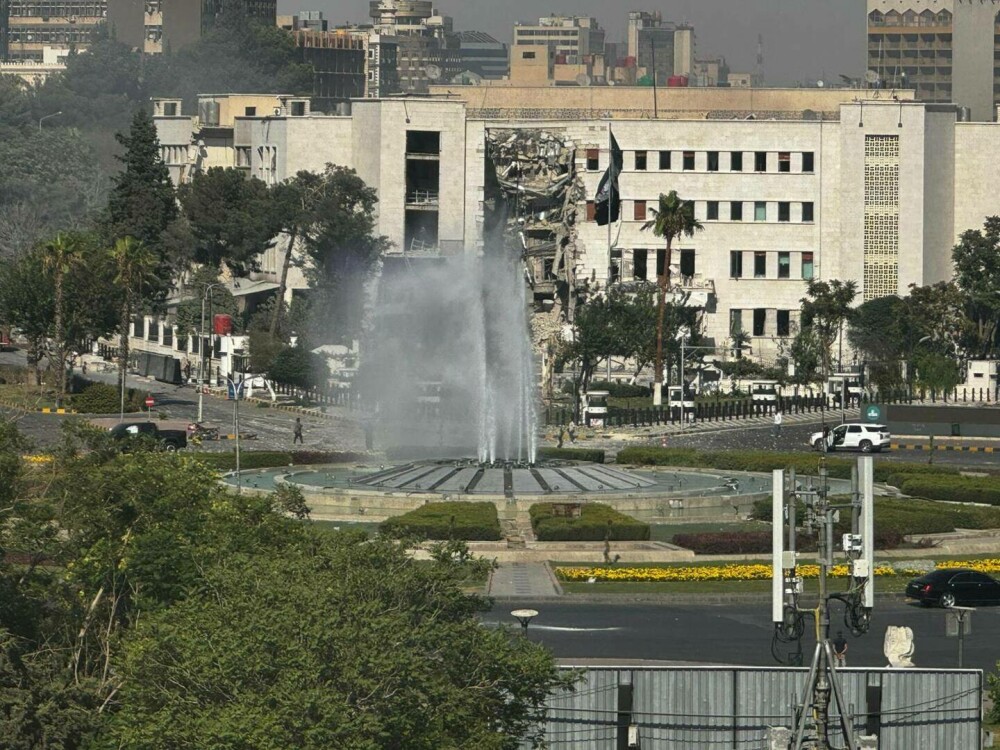 Israel a bombardat ținte din centrul Damascului. Cel puţin un mort şi 18 răniţi în urma atacului - Imaginea 12