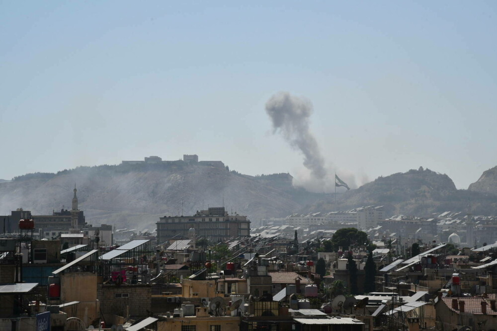 Israel a bombardat ținte din centrul Damascului. Cel puţin un mort şi 18 răniţi în urma atacului - Imaginea 13