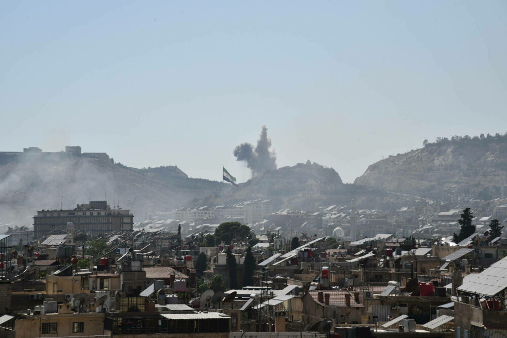Israel a bombardat ținte din centrul Damascului. Cel puţin un mort şi 18 răniţi în urma atacului - Imaginea 14