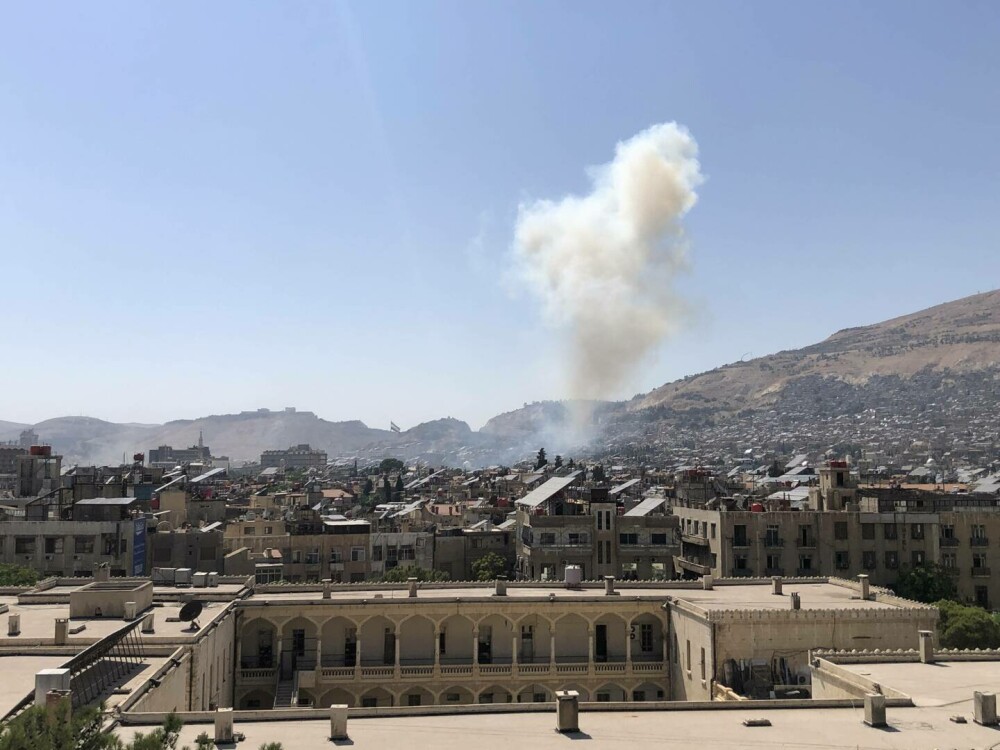 Israel a bombardat ținte din centrul Damascului. Cel puţin un mort şi 18 răniţi în urma atacului - Imaginea 15