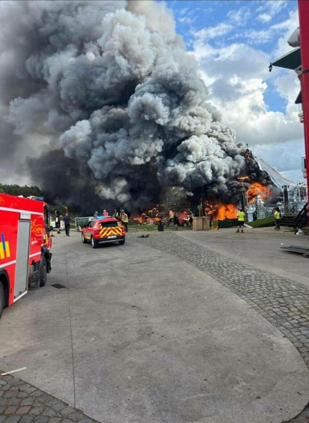 Incendiu de proporții la festivalul Tomorrowland. Scena principală a fost mistuită de flăcări | FOTO&VIDEO - Imaginea 11