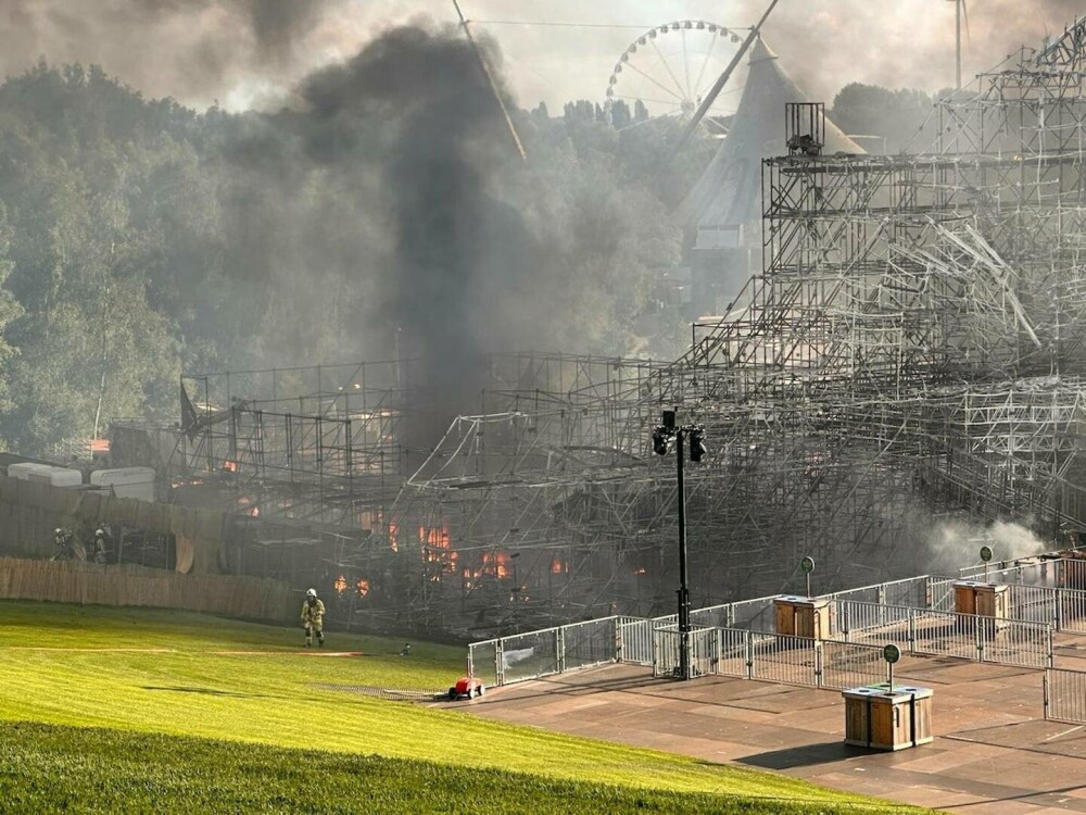 Incendiu de proporții la festivalul Tomorrowland. Scena principală a fost mistuită de flăcări | FOTO&VIDEO - Imaginea 9