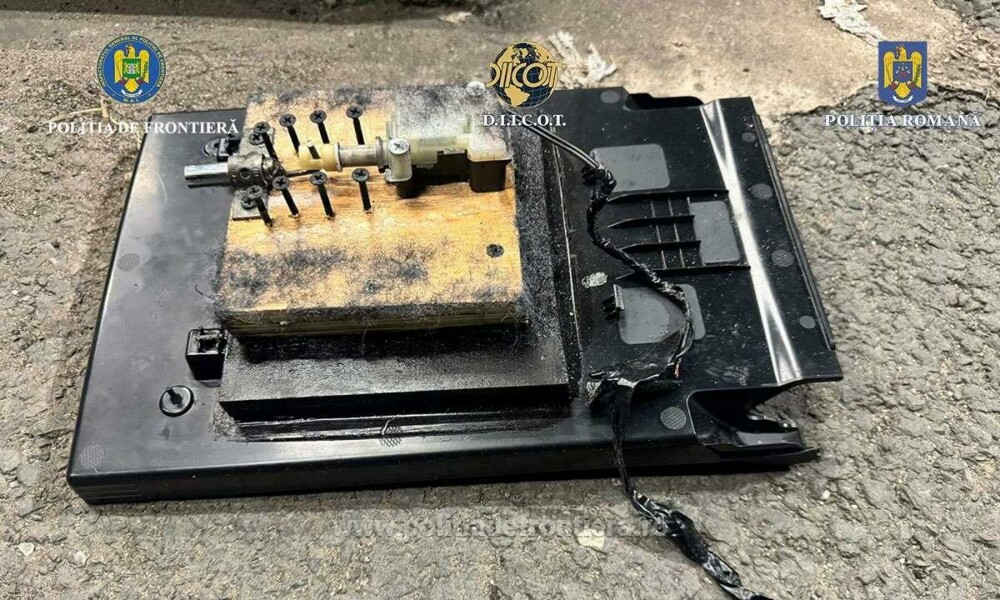 Un bărbat a fost arestat după ce polițiștii de frontieră de la Nădlac au descoperit ce ascundea în mașină. FOTO - Imaginea 8