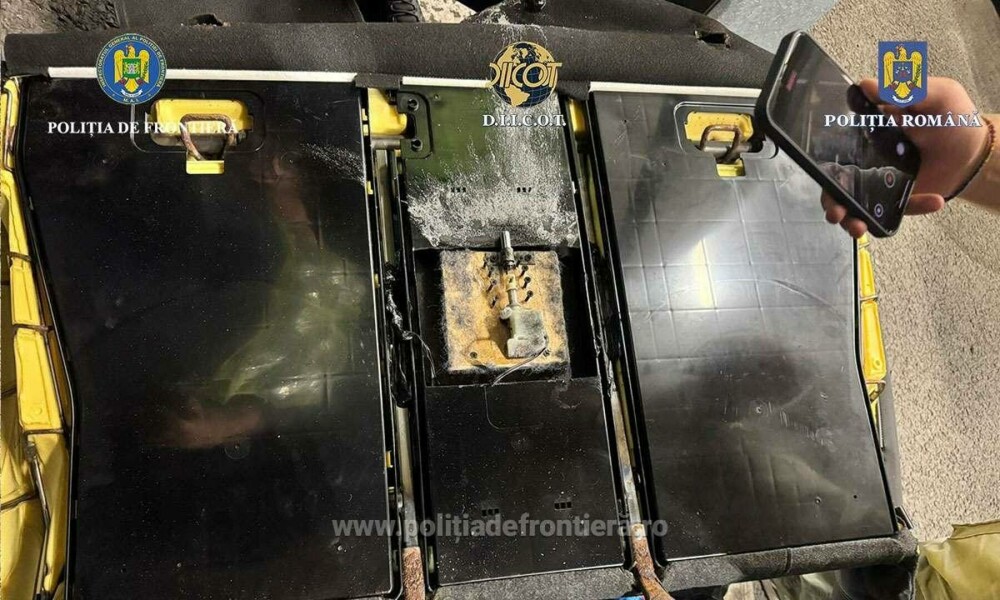 Un bărbat a fost arestat după ce polițiștii de frontieră de la Nădlac au descoperit ce ascundea în mașină. FOTO - Imaginea 2