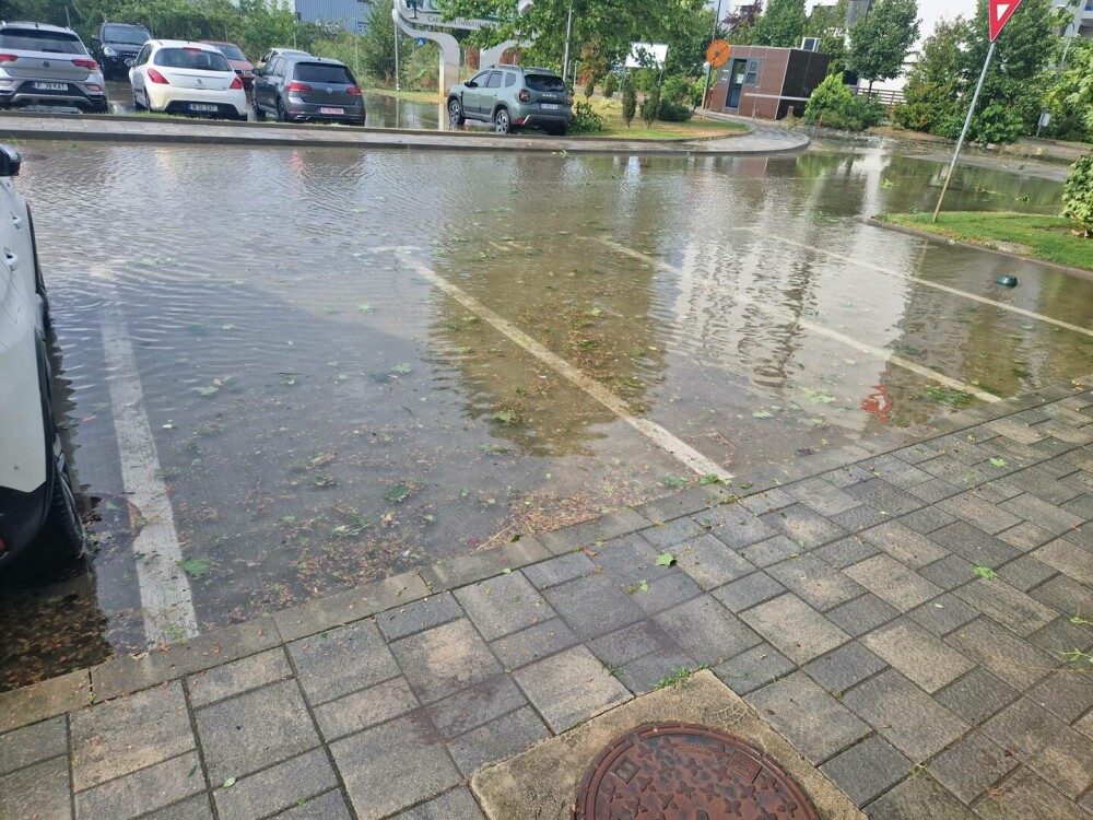 Cod roșu de vijelii și grindină de mari dimensiuni, în București. O femeie a murit, după ce un acoperiș i-a intrat în casă - Imaginea 6