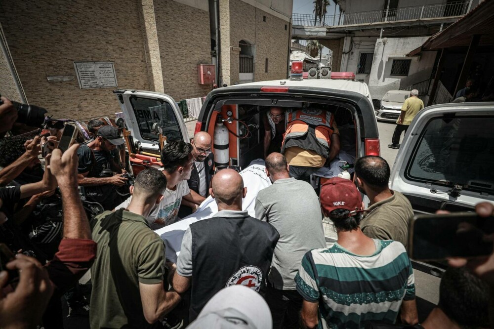 Israel califică bombardarea bisericii catolice din Gaza în care trei oameni au murit drept o eroare: „Regretăm profund” - Imaginea 1