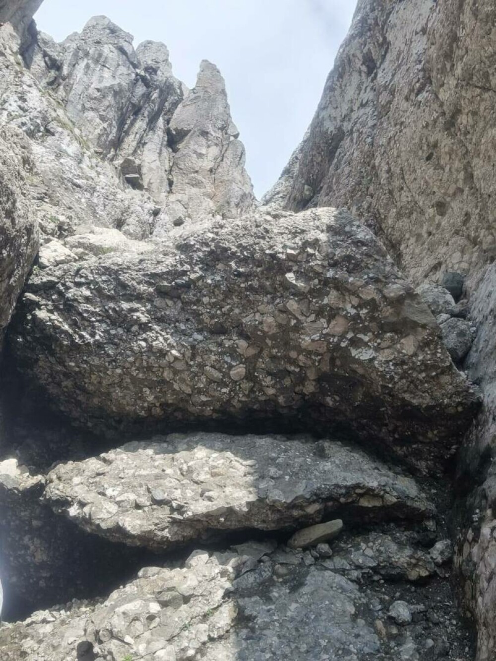 O femeie a fost strivită de doi bolovani în Bucegi. Ea a fost transportată cu elicopterul SMURD la un spital din Brașov. FOTO - Imaginea 4