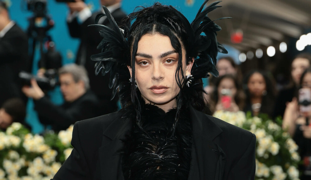 Charli XCX s-a căsătorit în secret. Cine este George Daniel, bărbatul care i-a devenit soț. VIDEO - Imaginea 11