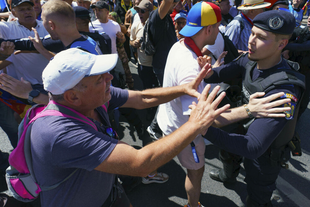 Incidente la protestul susținătorilor lui Călin Georgescu în Piața Victoriei. Un bărbat a adus cartofi pentru a-i ”înarma” - Imaginea 1