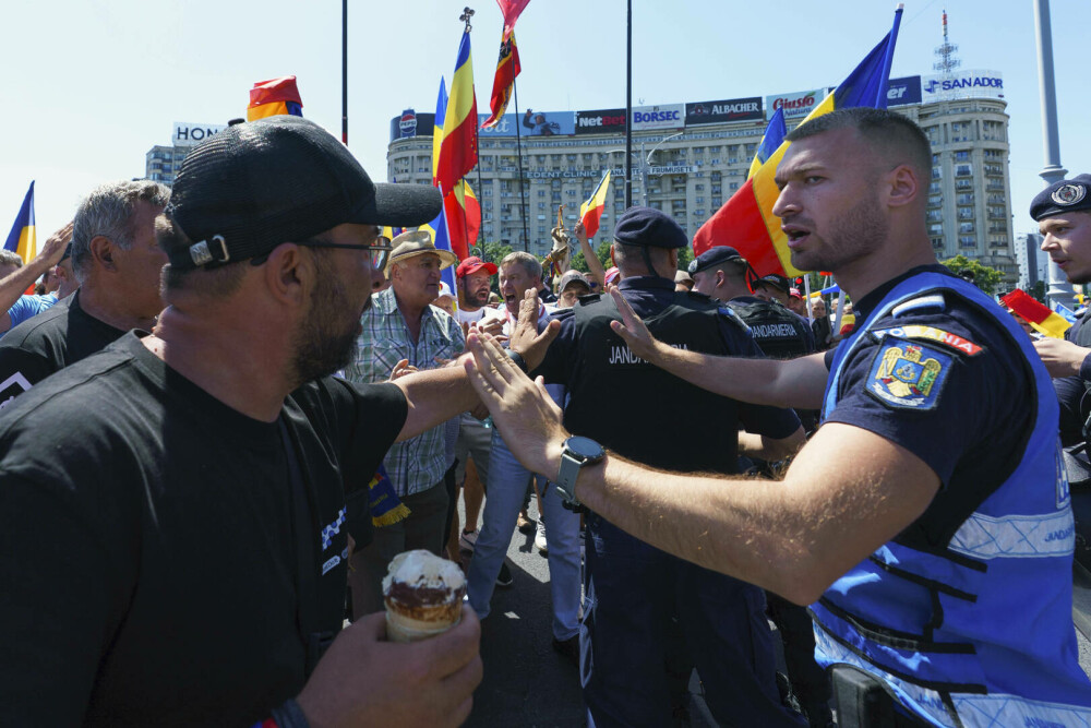 Incidente la protestul susținătorilor lui Călin Georgescu în Piața Victoriei. Un bărbat a adus cartofi pentru a-i ”înarma” - Imaginea 2