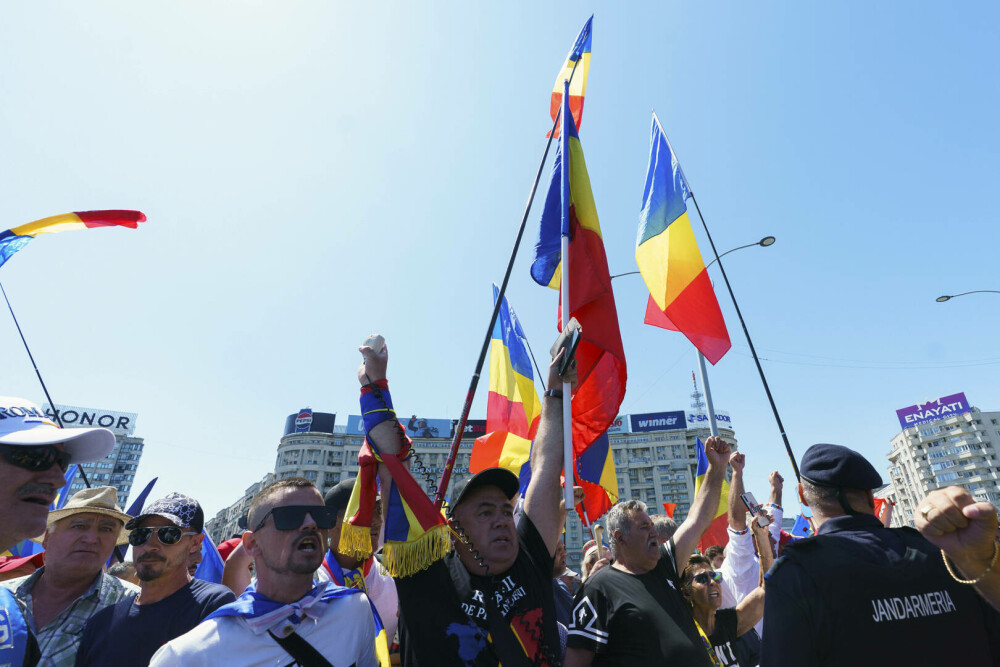 Incidente la protestul susținătorilor lui Călin Georgescu în Piața Victoriei. Un bărbat a adus cartofi pentru a-i ”înarma” - Imaginea 3