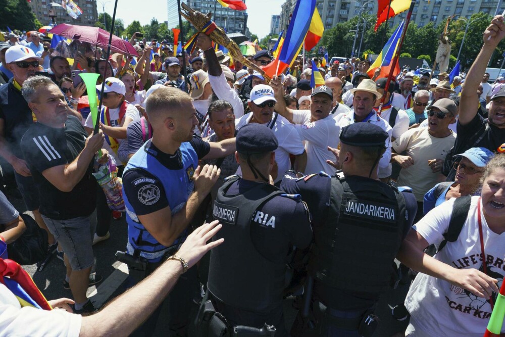 Incidente la protestul susținătorilor lui Călin Georgescu în Piața Victoriei. Un bărbat a adus cartofi pentru a-i ”înarma” - Imaginea 6