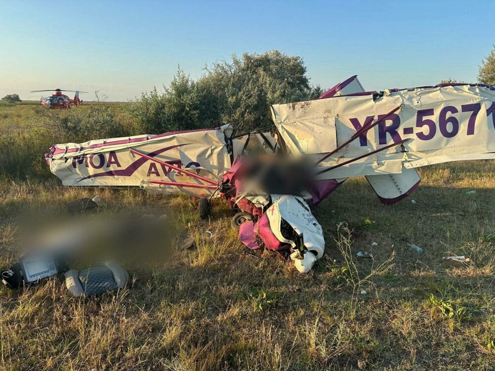 Un avion de mici dimensiuni s-a prăbuşit în zona Gura Portiţei. Cele două persoane aflate la bord au murit. FOTO - Imaginea 1