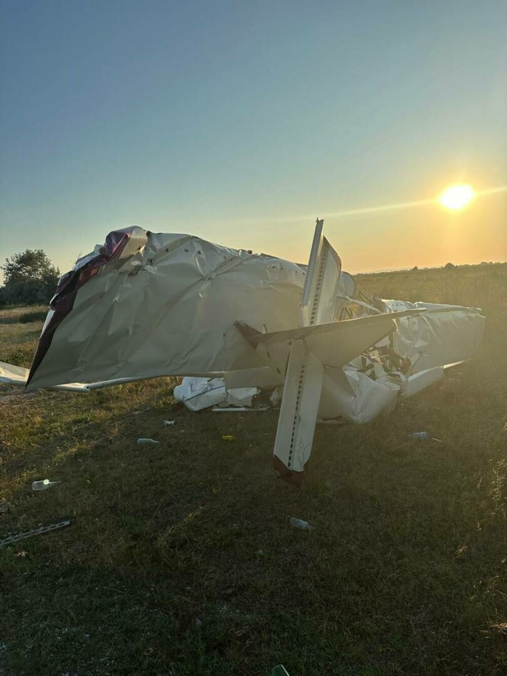 Un avion de mici dimensiuni s-a prăbuşit în zona Gura Portiţei. Cele două persoane aflate la bord au murit. FOTO - Imaginea 2