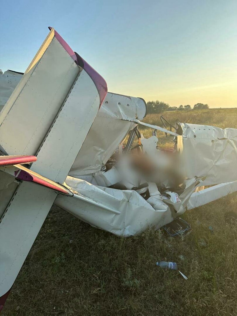 Un avion de mici dimensiuni s-a prăbuşit în zona Gura Portiţei. Cele două persoane aflate la bord au murit. FOTO - Imaginea 3