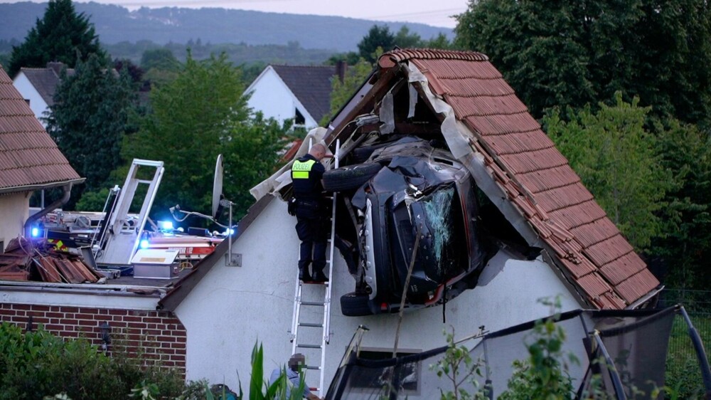 Accident bizar. O mașină a fost catapultată într-un acoperiș, după ce a lovit un copil aflat pe o trambulină, în Germania - Imaginea 2