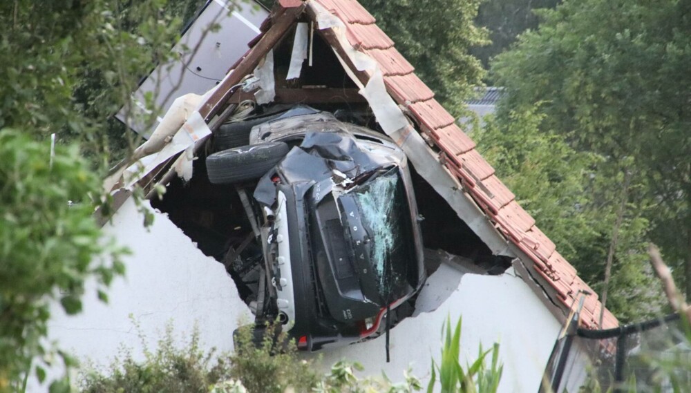 Accident bizar. O mașină a fost catapultată într-un acoperiș, după ce a lovit un copil aflat pe o trambulină, în Germania - Imaginea 1