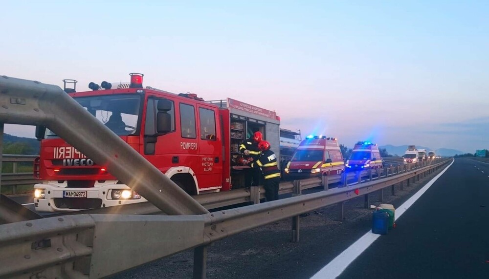 Accident cu 6 victime pe A1, printre care doi copii de 8 și 14 ani. Trei autoturisme şi un TIR s-au ciocnit | FOTO - Imaginea 4