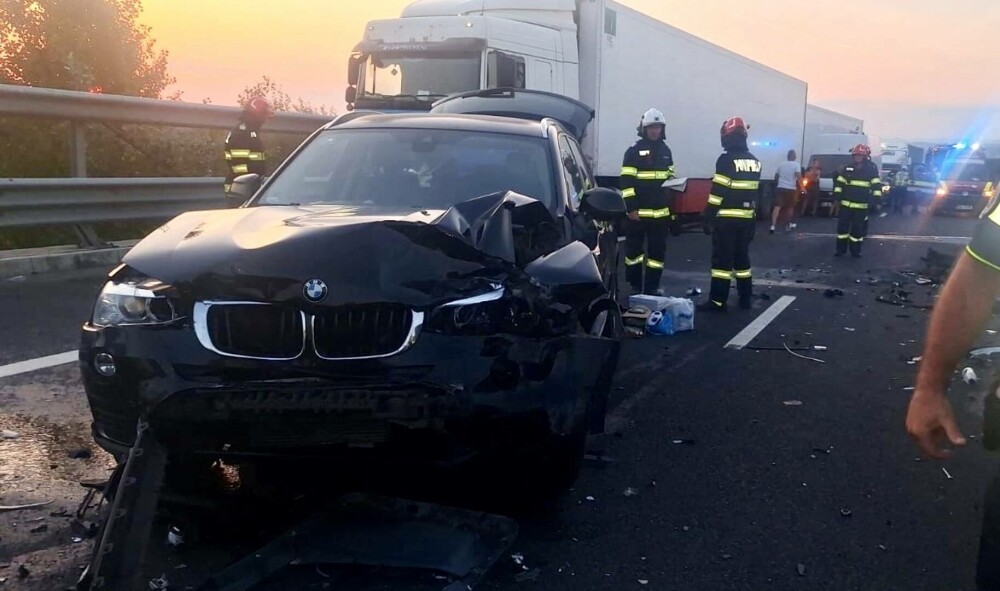 Accident cu 6 victime pe A1, printre care doi copii de 8 și 14 ani. Trei autoturisme şi un TIR s-au ciocnit | FOTO - Imaginea 2