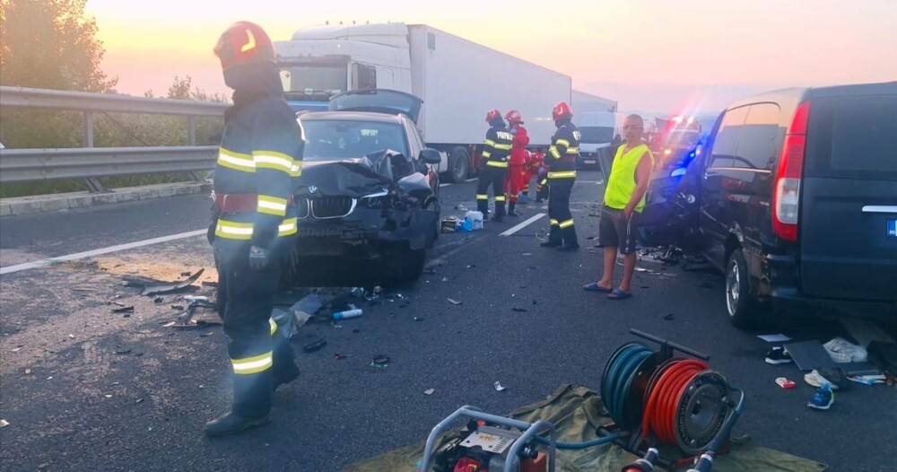 Accident cu 6 victime pe A1, printre care doi copii de 8 și 14 ani. Trei autoturisme şi un TIR s-au ciocnit | FOTO - Imaginea 1