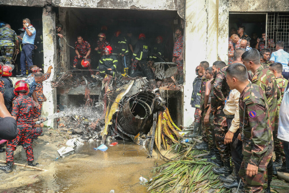 Tragedie aviatică. 27 de morți, majoritatea copii, după ce un avion militar s-a prăbușit peste o școală, în Bangladesh | FOTO - Imaginea 1