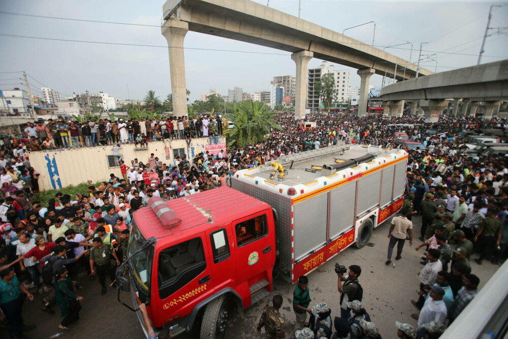 Tragedie aviatică. 27 de morți, majoritatea copii, după ce un avion militar s-a prăbușit peste o școală, în Bangladesh | FOTO - Imaginea 2