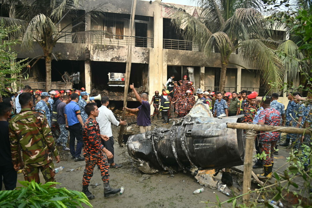 Tragedie aviatică. 27 de morți, majoritatea copii, după ce un avion militar s-a prăbușit peste o școală, în Bangladesh | FOTO - Imaginea 3