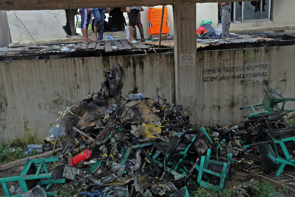 Tragedie aviatică. 27 de morți, majoritatea copii, după ce un avion militar s-a prăbușit peste o școală, în Bangladesh | FOTO - Imaginea 4