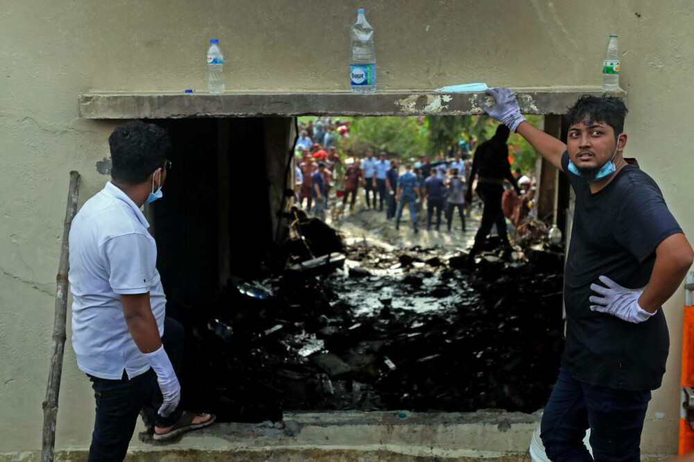 Tragedie aviatică. 27 de morți, majoritatea copii, după ce un avion militar s-a prăbușit peste o școală, în Bangladesh | FOTO - Imaginea 6