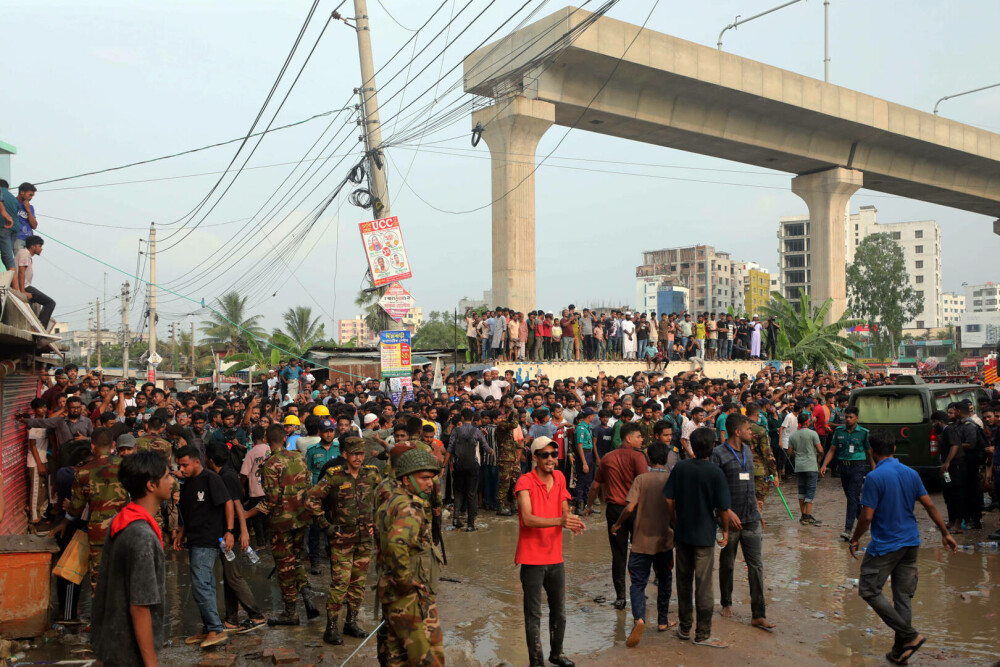 Tragedie aviatică. 27 de morți, majoritatea copii, după ce un avion militar s-a prăbușit peste o școală, în Bangladesh | FOTO - Imaginea 7