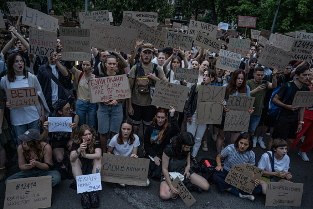 Proteste ample în Ucraina după o lege controversată. Zelenski a retras independența agențiilor anticorupție. „Este scandalos” - Imaginea 3