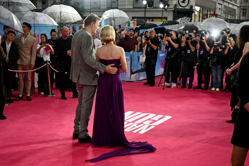 Pamela Anderson, gest neașteptat față de Liam Neeson, la premiera filmului „The Naked Gun”. GALERIE FOTO - Imaginea 15