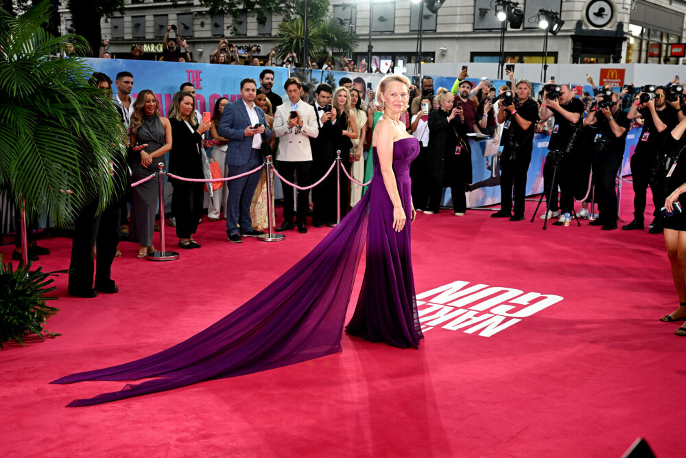 Pamela Anderson, gest neașteptat față de Liam Neeson, la premiera filmului „The Naked Gun”. GALERIE FOTO - Imaginea 26