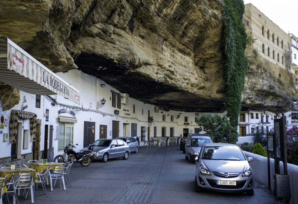 Setenil de las Bodegas, orașul spectaculos din Spania, construit sub stâncă. De ce merită să-l vizitezi - Imaginea 2