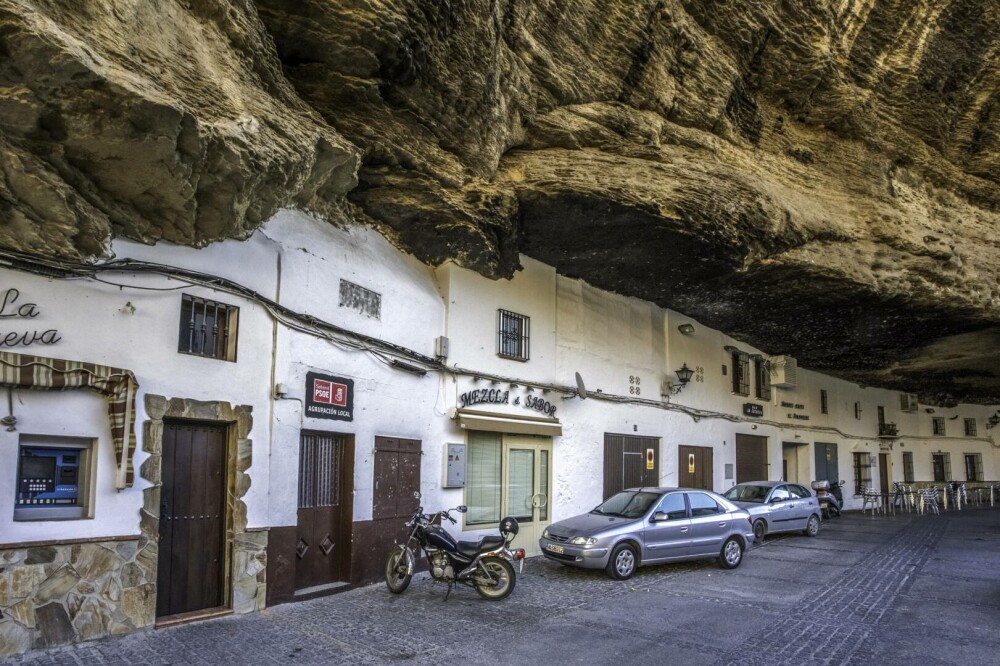 Setenil de las Bodegas, orașul spectaculos din Spania, construit sub stâncă. De ce merită să-l vizitezi - Imaginea 4
