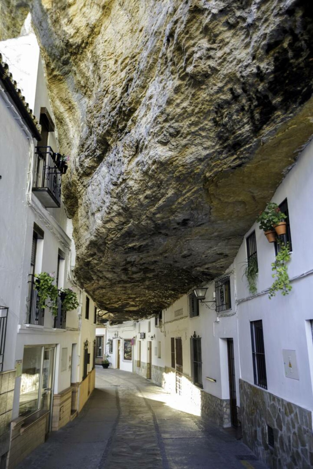 Setenil de las Bodegas, orașul spectaculos din Spania, construit sub stâncă. De ce merită să-l vizitezi - Imaginea 6
