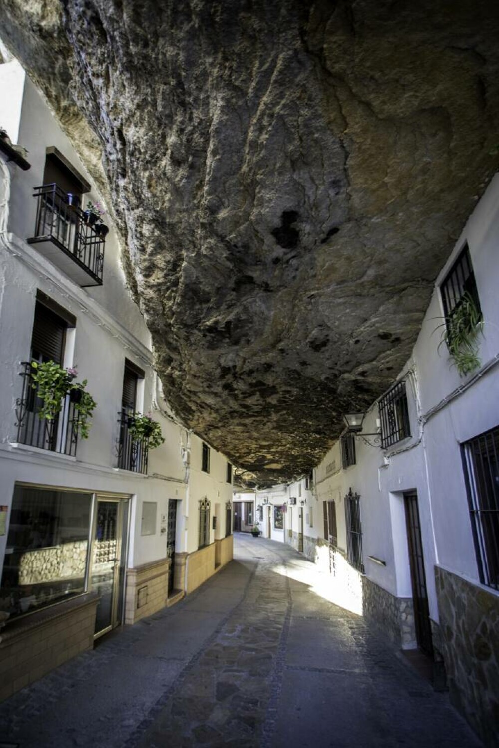Setenil de las Bodegas, orașul spectaculos din Spania, construit sub stâncă. De ce merită să-l vizitezi - Imaginea 7