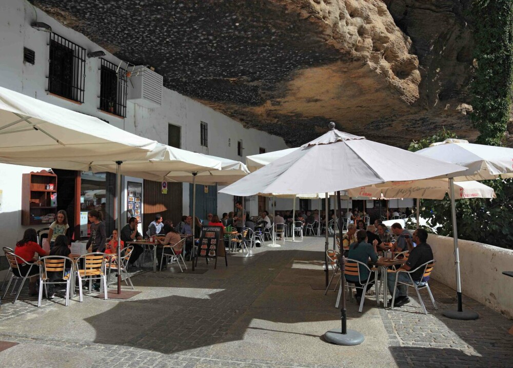 Setenil de las Bodegas, orașul spectaculos din Spania, construit sub stâncă. De ce merită să-l vizitezi - Imaginea 11