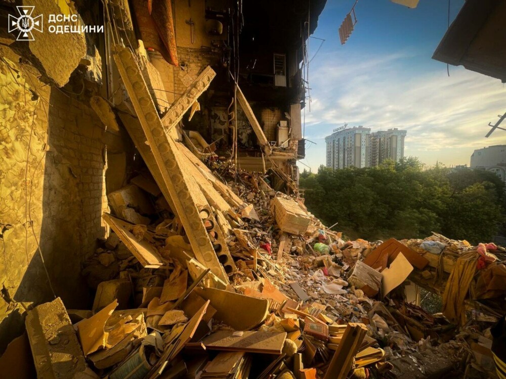 Noapte „infernală” în Odesa. Piața Privoz și clădiri din patrimoniul UNESCO, mistuite de flăcări în urma atacurilor | FOTO - Imaginea 4