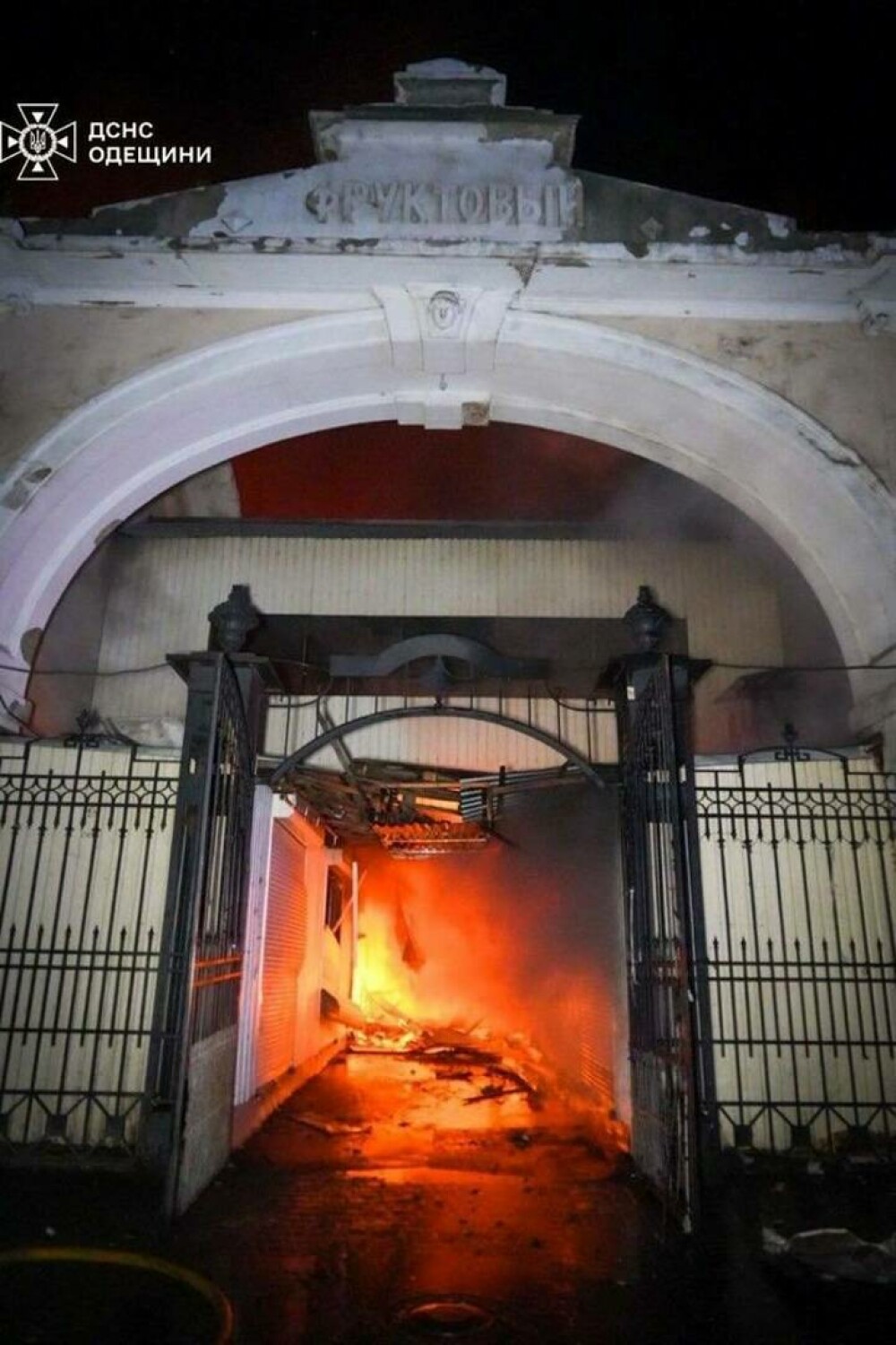 Noapte „infernală” în Odesa. Piața Privoz și clădiri din patrimoniul UNESCO, mistuite de flăcări în urma atacurilor | FOTO - Imaginea 5