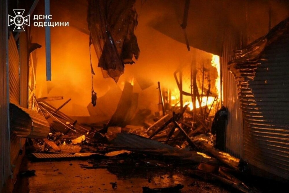 Noapte „infernală” în Odesa. Piața Privoz și clădiri din patrimoniul UNESCO, mistuite de flăcări în urma atacurilor | FOTO - Imaginea 2