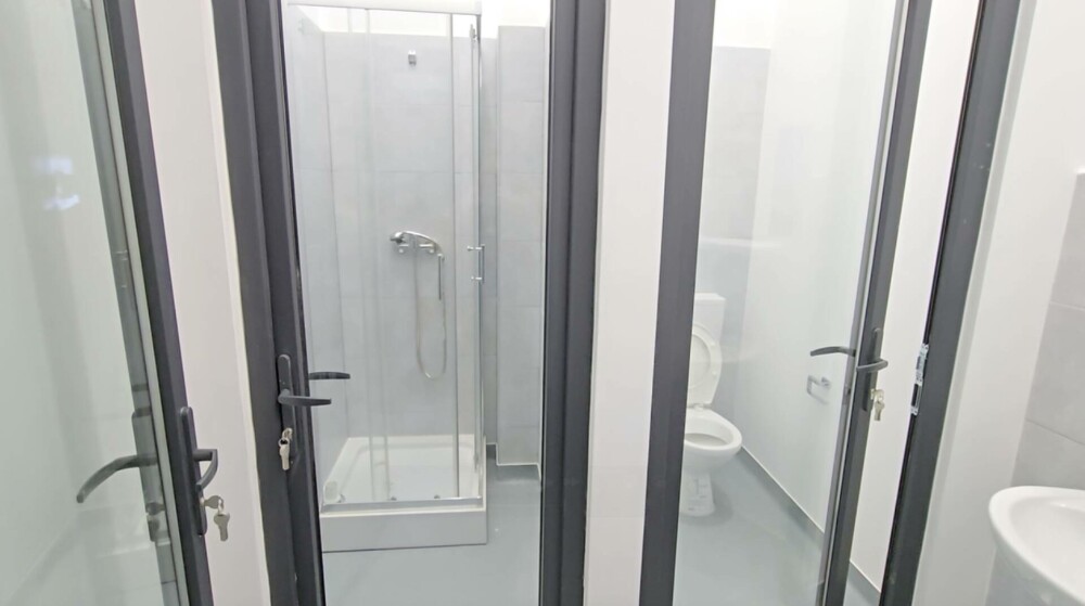 Toaletă publică transparentă, într-o piață renovată din Pașcani. Se vede totul din stradă | FOTO - Imaginea 1