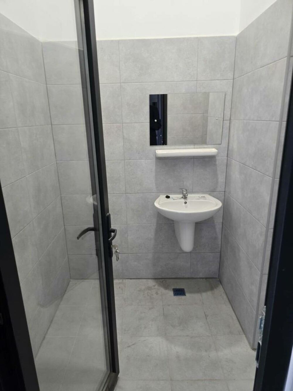 Toaletă publică transparentă, într-o piață renovată din Pașcani. Se vede totul din stradă | FOTO - Imaginea 2