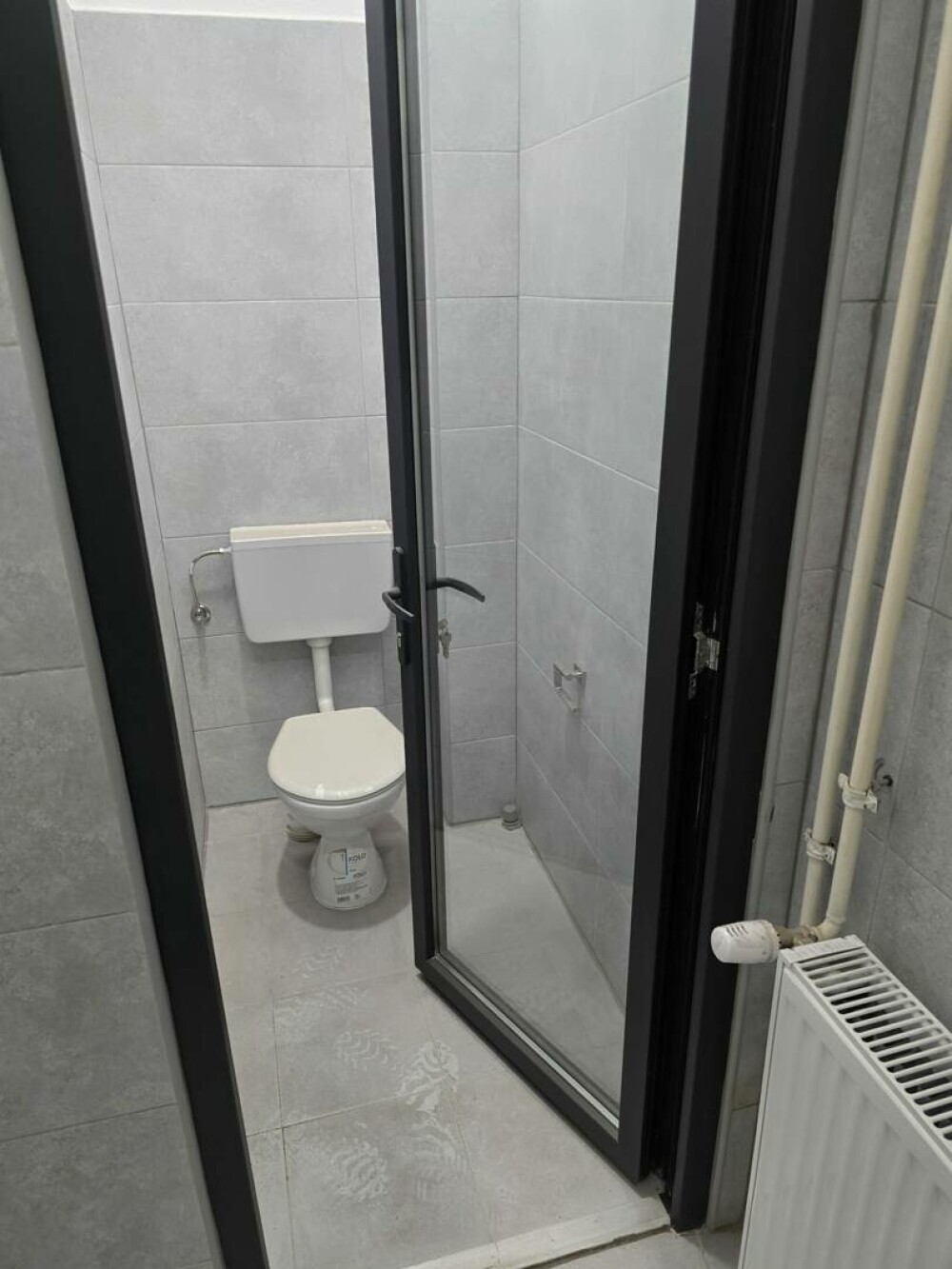 Toaletă publică transparentă, într-o piață renovată din Pașcani. Se vede totul din stradă | FOTO - Imaginea 3