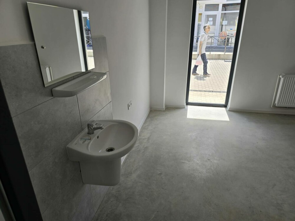 Toaletă publică transparentă, într-o piață renovată din Pașcani. Se vede totul din stradă | FOTO - Imaginea 4