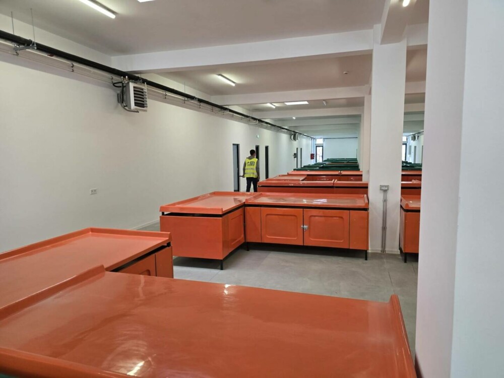 Toaletă publică transparentă, într-o piață renovată din Pașcani. Se vede totul din stradă | FOTO - Imaginea 5