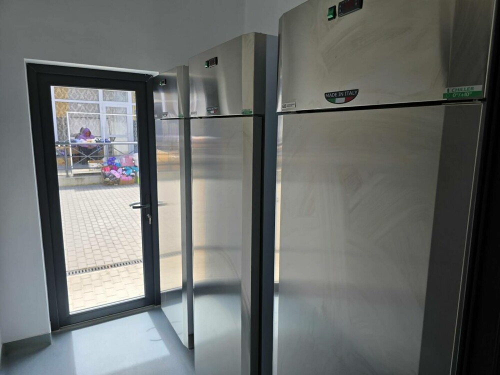 Toaletă publică transparentă, într-o piață renovată din Pașcani. Se vede totul din stradă | FOTO - Imaginea 6