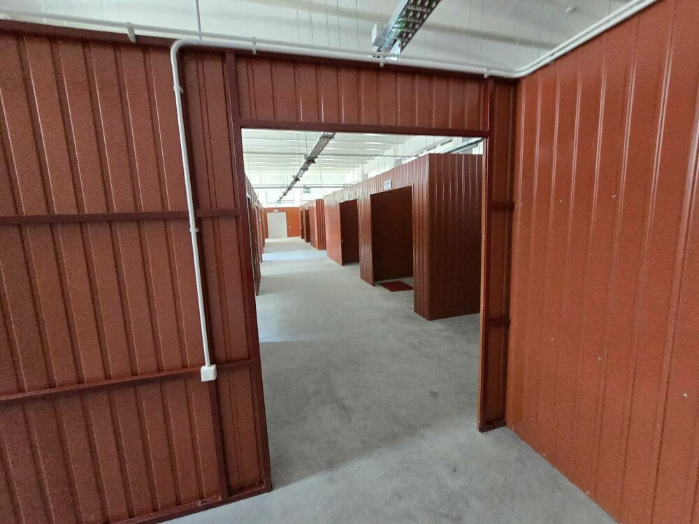 Toaletă publică transparentă, într-o piață renovată din Pașcani. Se vede totul din stradă | FOTO - Imaginea 7